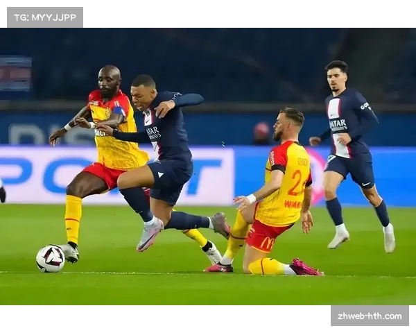 主裁判向朗斯球迷看台方向出示红牌，罚下一名违规投掷物品的观众